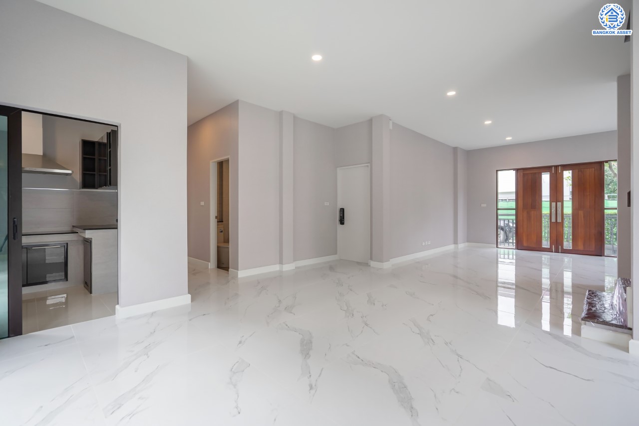 บ้านมือสองตกแต่งใหม่ ม.เดอะซิตี้ ราชพฤกษ์-ปิ่นเกล้า หลังมุม เนื้อที่ 71.8 ตร.ว. ดีไซน์ตอบทุกไลฟ์สไตล์ ฟังก์ชัน 3 ห้องนอน 5 ห้องน้ำ 1 ห้องอเนกประสงค์ 1 ห้องแม่บ้าน จอดรถได้ 2 คัน บนทำเลติดถนนใหญ่ เชื่อมต่อทุกเส้นทาง ใกล้รถไฟฟ้าสายสีม่วง "สถานีบางรักใหญ่" และจุดขึ้นทางด่วน "ศรีรัช"